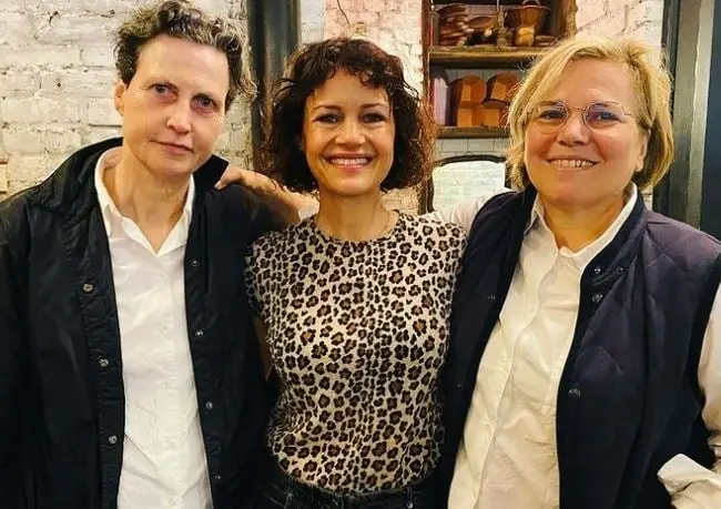 Era una esp&iacute;a que decide abandonar su carrera para dedicarse a su familia.