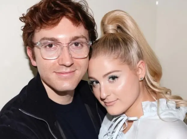 Era el hijo de Gregorio e Ingrid, un ni&ntilde;o t&iacute;mido que disfruta de ver el programa de televisi&oacute;n "Los Fooglies de Floop".