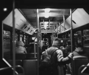 VIDEO | Presunto fantasma le hace la parada a chofer y cuando abre no hay nadie