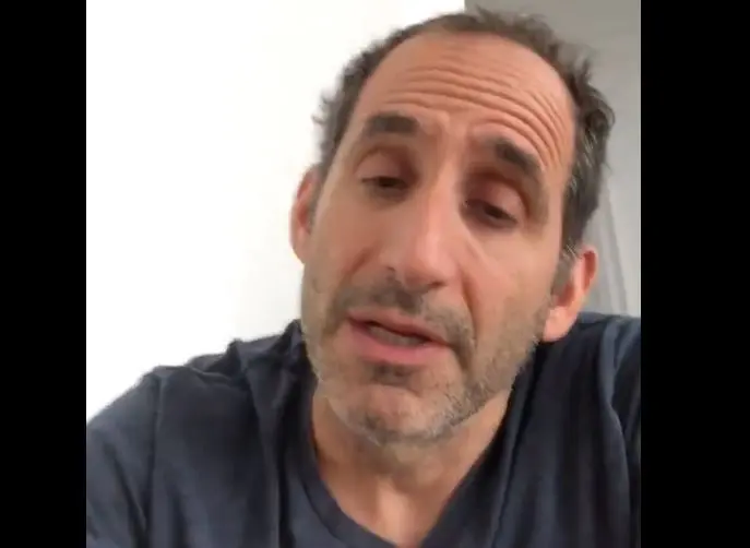 Era cirujano pl&aacute;stico pero lo despidieron por involucrarse con una enfermera, luego se incorpora al equipo de House.