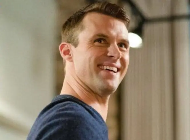 Era un intensivista australiano que muestra una gran ambici&oacute;n y oportunismo. Se enamora de Cameron y se casa con ella.