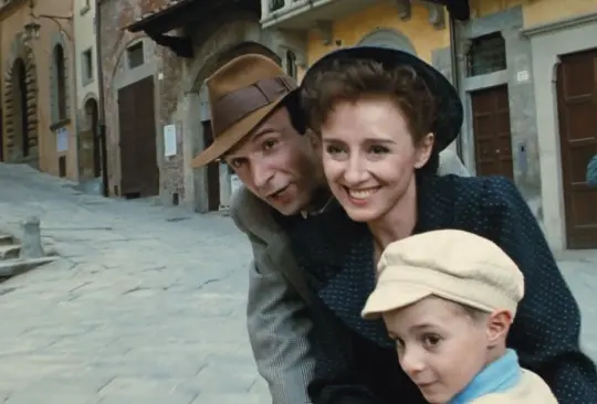 Esta película italiana dramática se estrenó en 1997 y fue escrita, dirigida y protagonizada por Roberto Benigni. Te mostramos cómo luce el elenco de La vida es bella, tras 25 años.