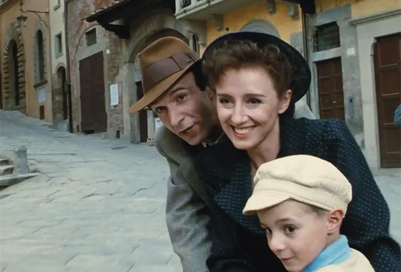 Esta película italiana dramática se estrenó en 1997 y fue escrita, dirigida y protagonizada por Roberto Benigni. Te mostramos cómo luce el elenco de La vida es bella, tras 25 años. Esta película italiana dramática se estrenó en 1997 y fue escrita, dirigida y protagonizada por Roberto Benigni. Te mostramos cómo luce el elenco de La vida es bella, tras 25 años.