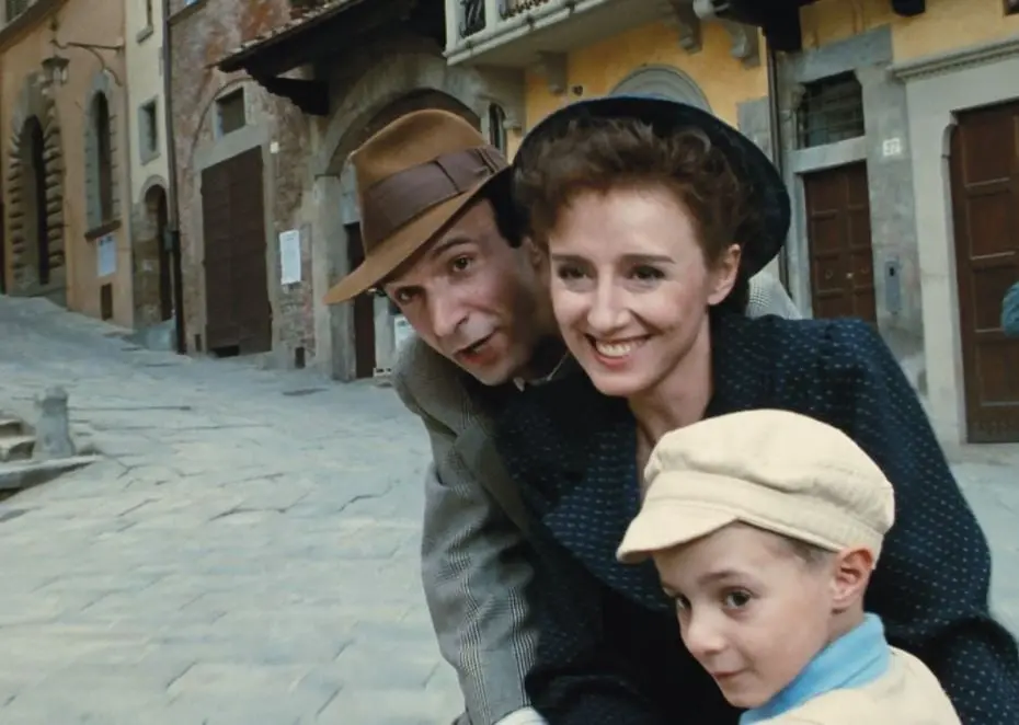 Esta pel&iacute;cula italiana dram&aacute;tica se estren&oacute; en 1997 y fue escrita, dirigida y protagonizada por Roberto Benigni. Te mostramos c&oacute;mo luce el elenco de 'La vida es bella', tras 25 a&ntilde;os.