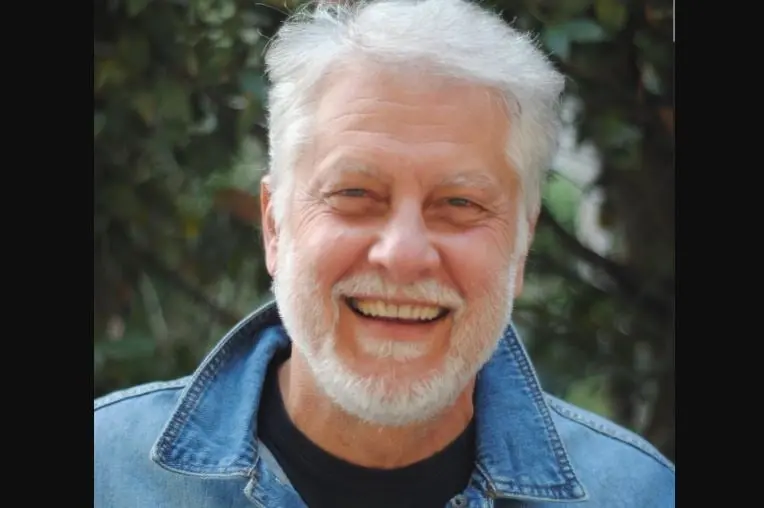 Era un hombre de dinero y fascista que estaba comprometido en matrimonio con Dora.