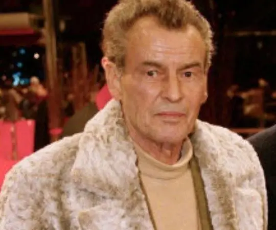 Era un m&eacute;dico nazi que se hace amigo de Guido cuando &eacute;ste trabajaba como mesero y le hac&iacute;a acertijos. El actor falleci&oacute; en 2003.