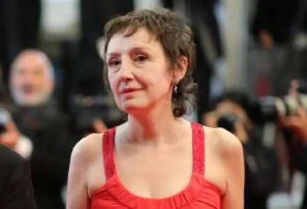 Era una profesora de primaria que se enamora de un italiano jud&iacute;o y tiene un hijo con &eacute;l.