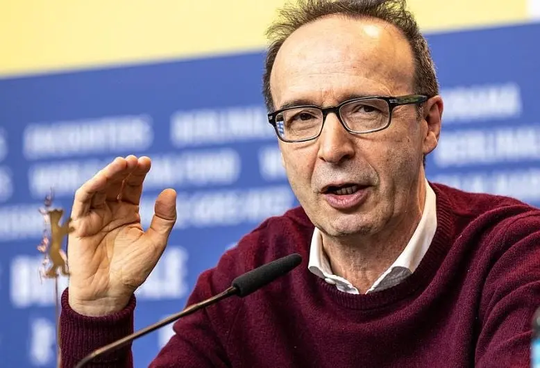 Era un italiano jud&iacute;o que suele ser optimista y as&iacute; alegra constantemente la vida de su esposa e hijo. Cuando es encerrado en un campo de exterminio nazi, finge que es un juego para que su hijo no sufra.