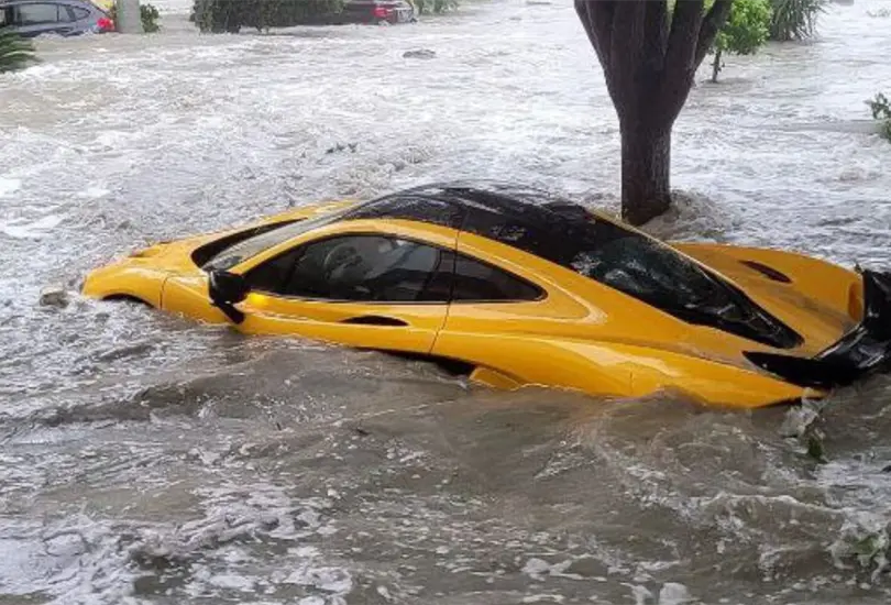 Las fuertes lluvias terminando inundando la cochera del hombre, arrasando con su McLaren P1 y también con un Roll Roycer de su colección Las fuertes lluvias terminando inundando la cochera del hombre, arrasando con su McLaren P1 y también con un Roll Roycer de su colección
