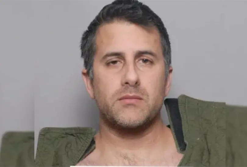 El expolicía de Nueva York dejó a su hijo encerrado en un garaje por 16 horas, en donde falleció de hipotermia extrema. El expolicía de Nueva York dejó a su hijo encerrado en un garaje por 16 horas, en donde falleció de hipotermia extrema.
