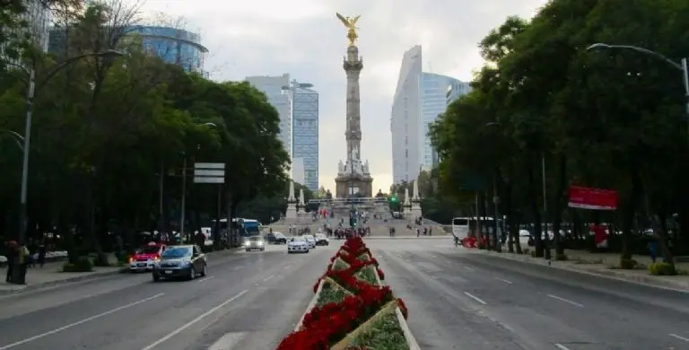 Automovilistas transitan por la Ciudad de México. Foto: PxHere.