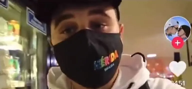 Los españoles mostraron lo que encontraron en el Oxxo. Foto: captura de pantalla.