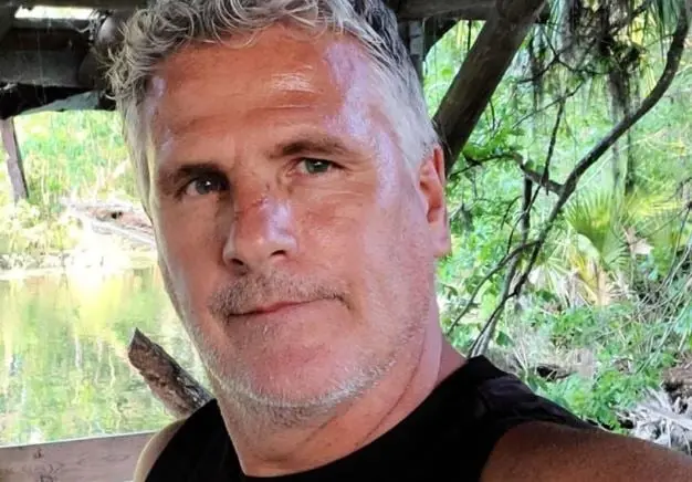 Era el hermano de Luis Fernando, quien se enamora de Mar&iacute;a, con quien tiene una relaci&oacute;n por un tiempo.