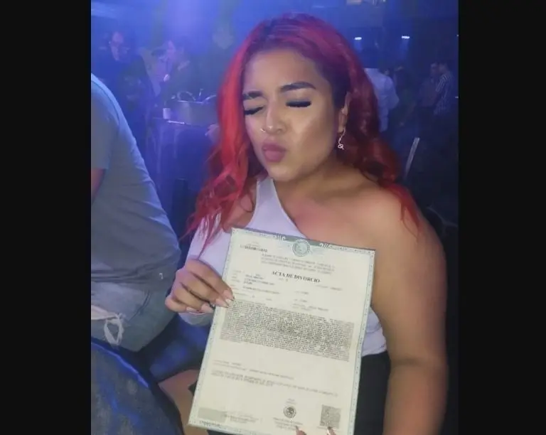 Mujer celebra su divorcio en un antro (Facebook)