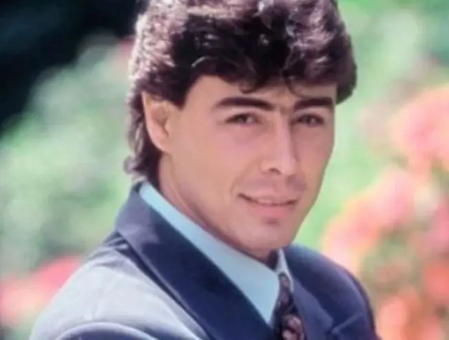  Comenz&oacute; su carrera art&iacute;stica en los a&ntilde;os 80 bajo el nombre de Armando Palomo.
