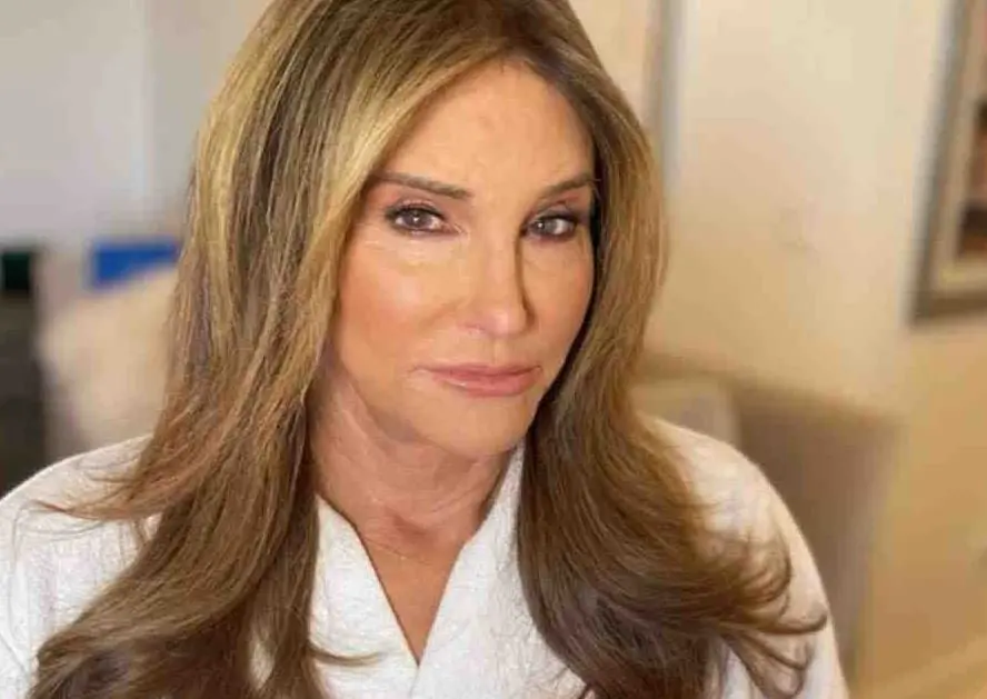 Comenz&oacute; su vida bajo el nombre de Bruce Jenner, y en 2015 anunci&oacute; su transici&oacute;n de g&eacute;nero. Desde entonces ha luchado por los derechos trans.
