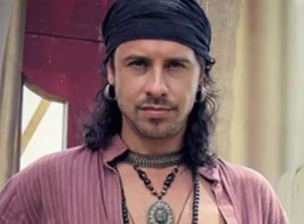 Lleg&oacute; a M&eacute;xico bajo el nombre de Carlos Gasc&oacute;n, y particip&oacute; en telenovelas como "Coraz&oacute;n Gitano", "Llena de amor" y "Una familia con suerte". Uno de sus papeles m&aacute;s conocidos fue el que realiz&oacute; en "Nosotros los Nobles".