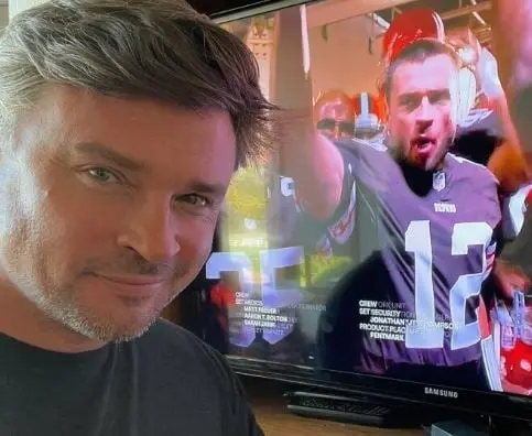 Era un joven con habilidades sobrehumanas que intenta ayudar a quienes se encuentran  en peligro. Intenta hacer una vida normal en el pueblo de Smallville.