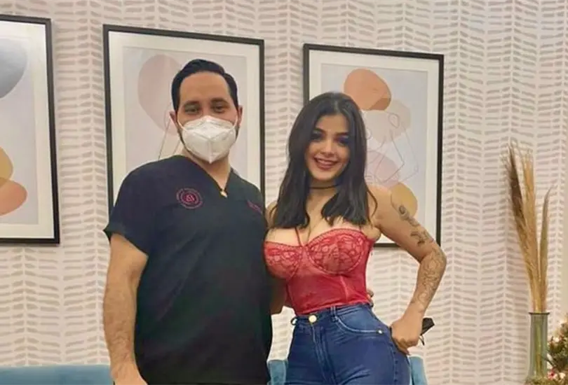 Cirujano pl&aacute;stico de Karely Ruiz