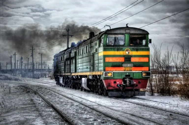 Los trenes no son algo para tomar a la ligera, al primer aviso de que uno se acerca debemos guardar la distancia debida. Foto: Pixabay.