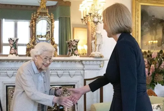 La reina Isabel II junto a la primera ministra Elizabeth Truss. 