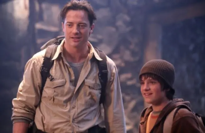 Un cient&iacute;fico explorador intenta descubrir qu&eacute; pas&oacute; con su hermano desaparecido, por lo que realiza un viaje con su sobrino al centro de la Tierra.