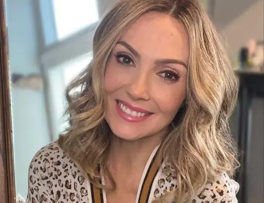 Era la hija menor de Gabriela, quien era muy seria y recatada, y siempre buscaba obedecer a su madre.