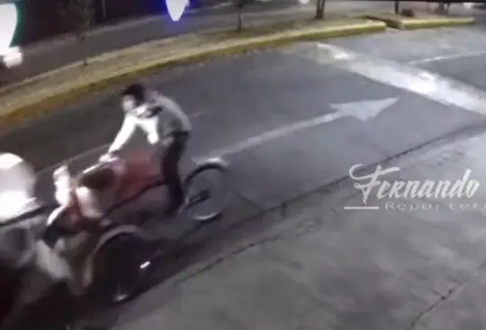 El condcutor de una camioneta blanca atropelló a un tamalero para después salir huyendo del lugar El condcutor de una camioneta blanca atropelló a un tamalero para después salir huyendo del lugar
