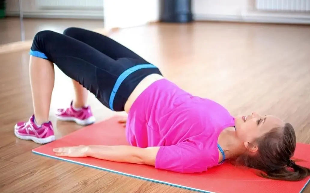 Los pueden hacer hombres y mujeres. S&oacute;lo debes contraer los m&uacute;sculos que utilizas para evitar orinarte durante tres segundos y luego relajar. Haz esto 10 veces.