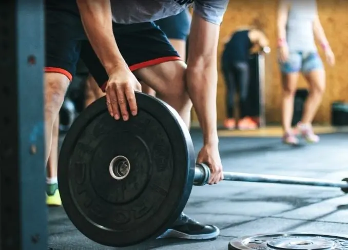 Empieza levantando pesas de uno o dos kilos y ve aumentando el peso conforme vayas adquiriendo condici&oacute;n.