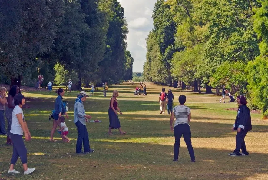 Este arte marcial chino combina la relajaci&oacute;n con movimientos suaves y lentos que ayudan a trabajar todos los m&uacute;sculos y calmar la mente. 