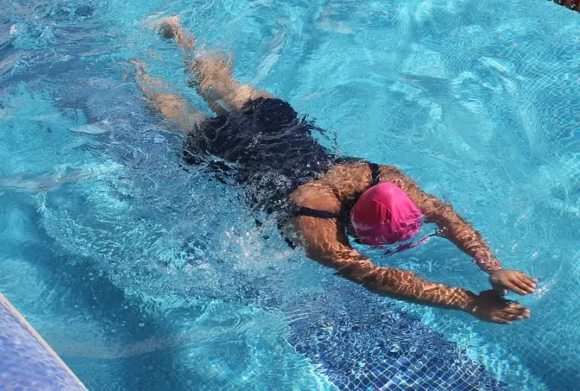 Nadar ayuda a trabajar los m&uacute;sculos, aumentar la fuerza, el metabolismo y mejorar la forma f&iacute;sica.