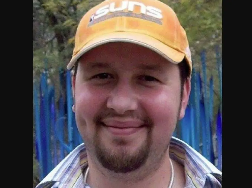 Interpret&oacute; a Tommy Pervis.