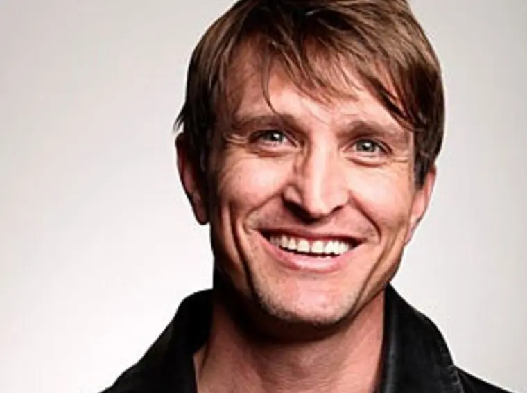 Interpret&oacute; a Russell 'Russ' Thompson Jr.