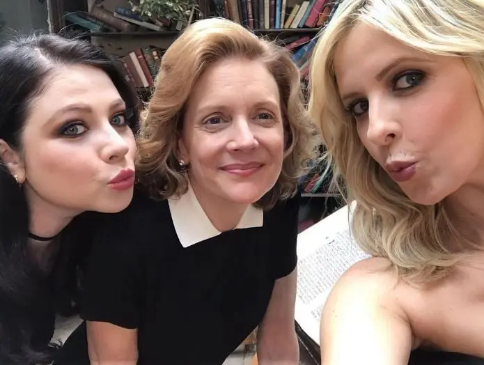 Dio vida a Mae Thompson.