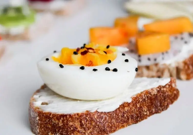 Esta vitamina, también conocida como biotina, regula las señales celulares para una comunicación rápida en todo el organismo, y en el cerebro se enfoca en los neurotransmisores.