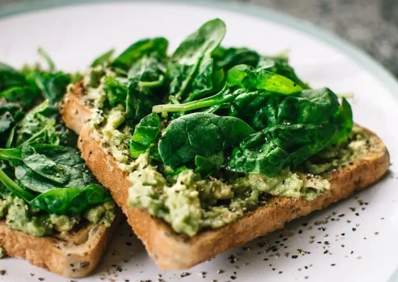 Esta vitamina, también conocida como folato, es clave para la salud cerebral y neurológica, la cual ayuda a tener una salud psicológica equilibrada.