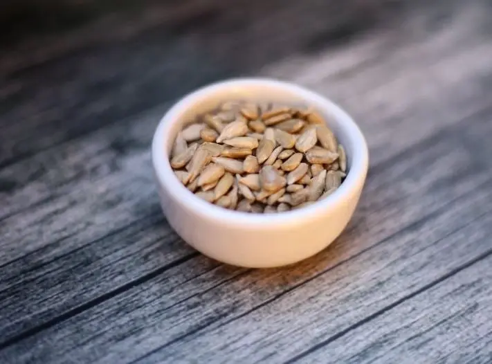 Esta vitamina, también conocida como ácido pantoténico, ayuda a producir y descomponer ácidos grasos, lo cual es importante, pues el cerebro es principalmente grasa.