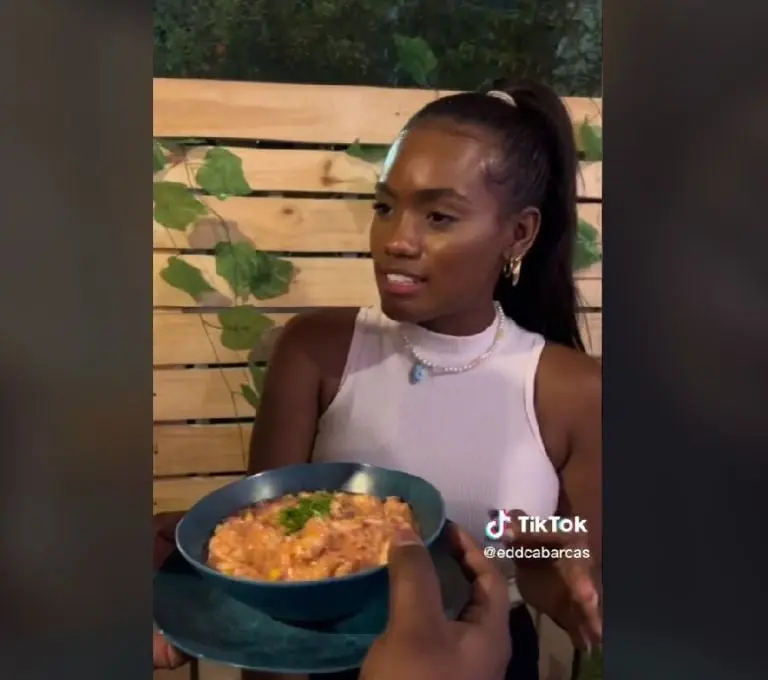 Angely Gaviria vendiendo ceviche (TikTok)