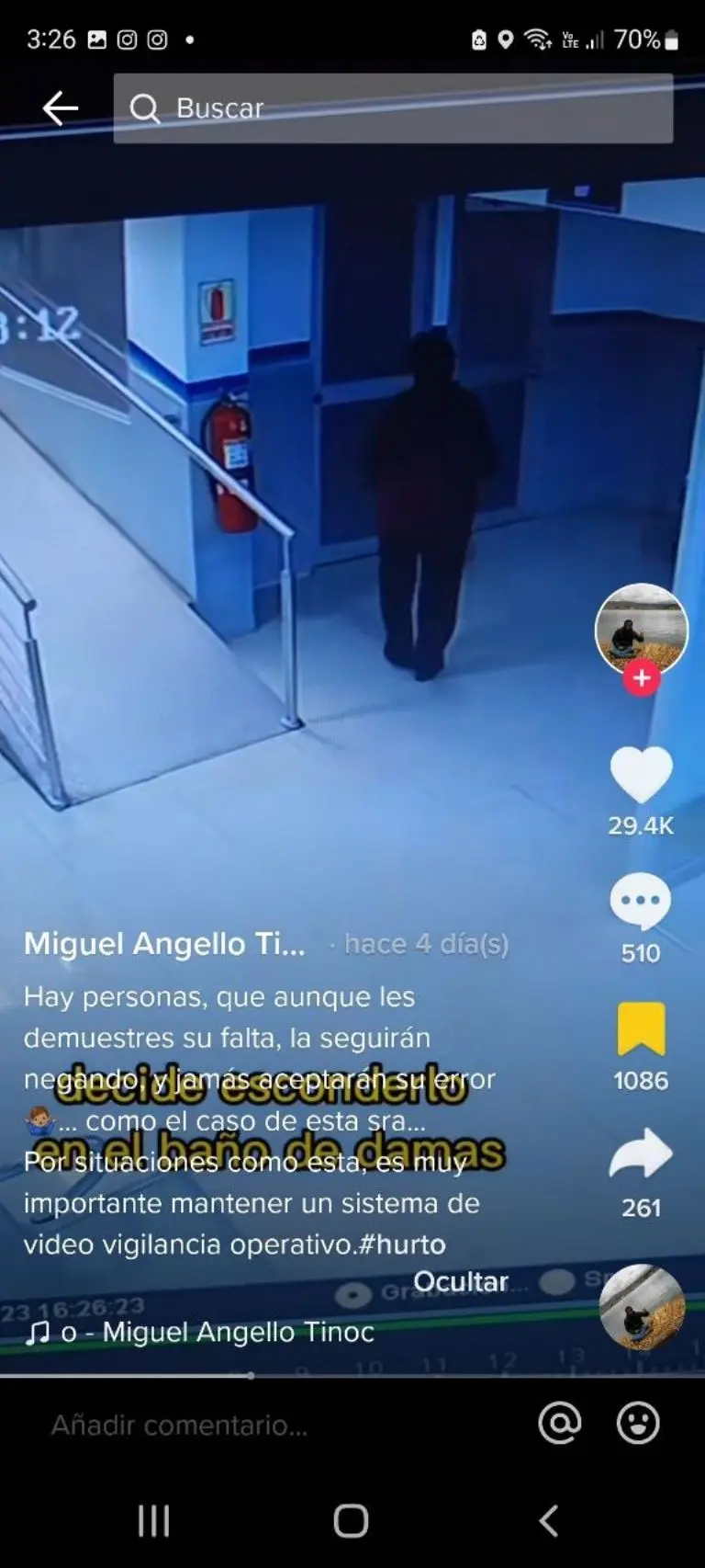 Señora roba teléfono de niña - Tomada de video