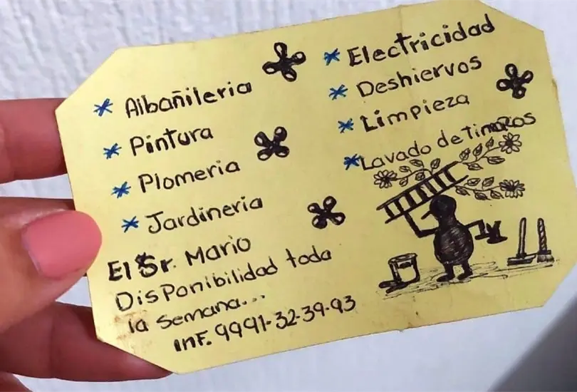 Hombre busca empleo con tarjetitas y se vuelve viral Cr&eacute;ditos: Facebook 