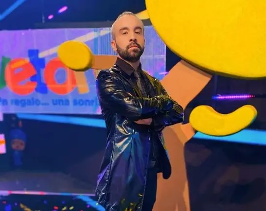 Es locutor y conductor de televisi&oacute;n, tambi&eacute;n particip&oacute; en 'Survivor M&eacute;xico 2021'.