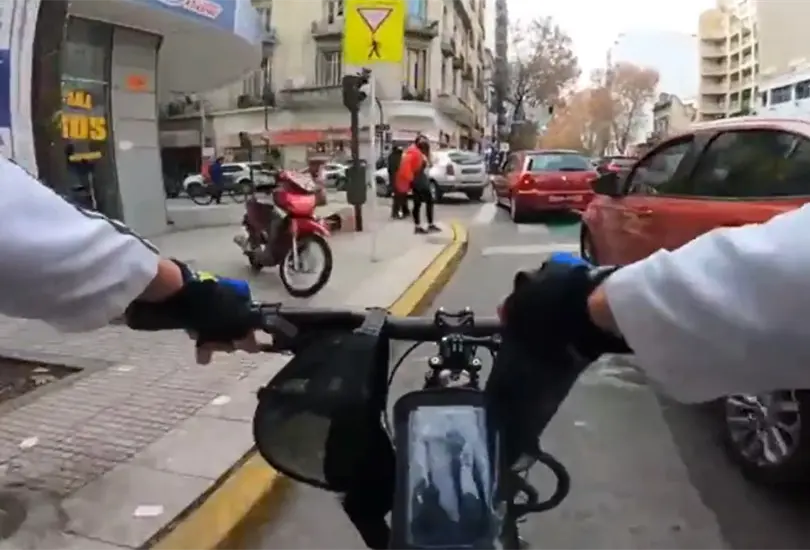 Se trata de Bicibandido un usuario de TikTok que ha causado revuelo en redes sociales por su pol&eacute;mica forma de enfrentar a automovilistas que invaden las ciclov&iacute;as 