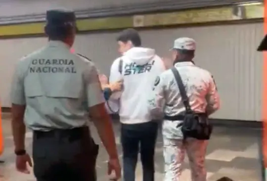El joven fue detenido por manifestarse en la estación Tlatelolco Créditos: Especial El joven fue detenido por manifestarse en la estación Tlatelolco Créditos: Especial
