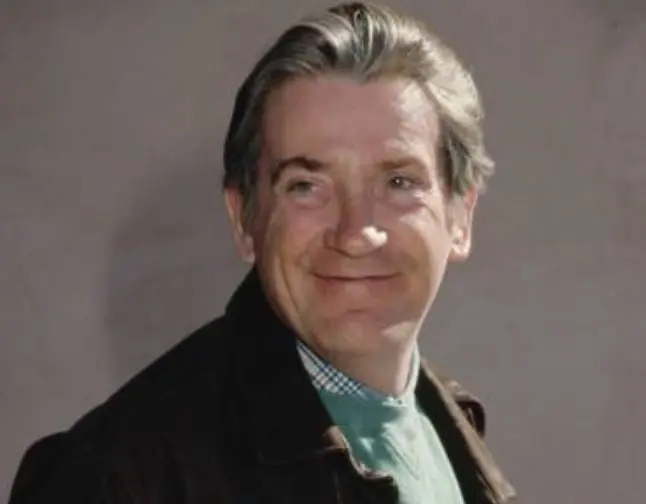 Era el mayordomo y guardaespaldas de Caledon Hockley. El actor muri&oacute; en julio de 2022.