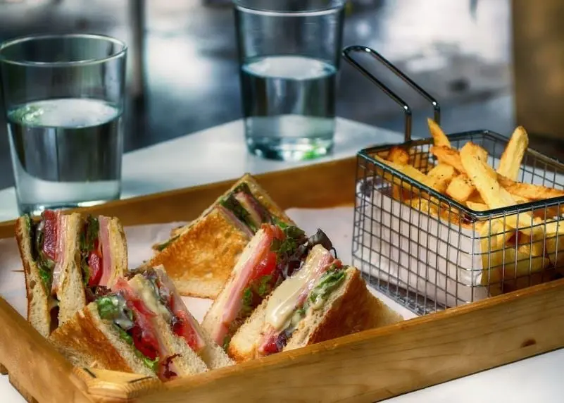 Restaurantes de comida r&aacute;pida: 3,120 