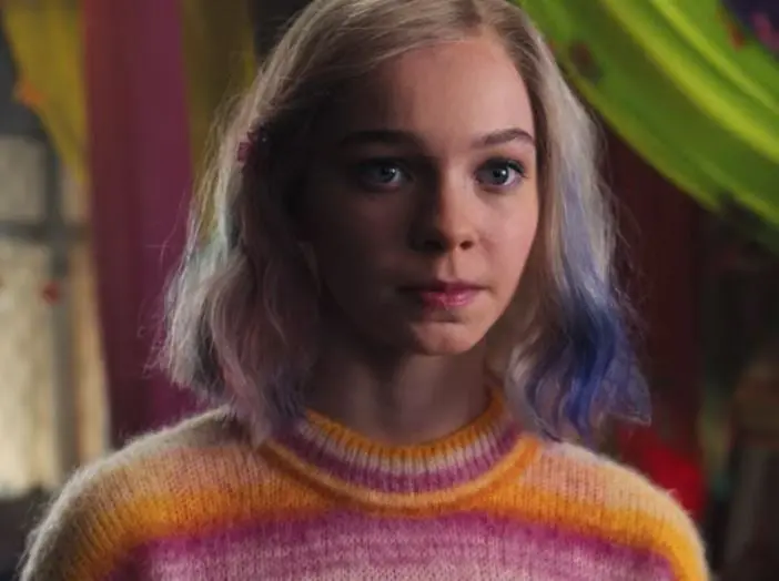 Emma Myers como Enid Sinclair