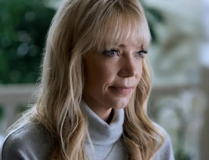 Riki Lindhome como la Dra Valerie Kinbott