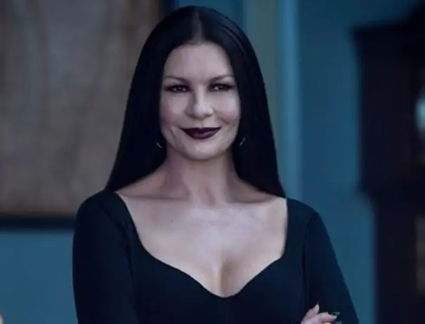  Catherine Zeta-Jones como Morticia Addams