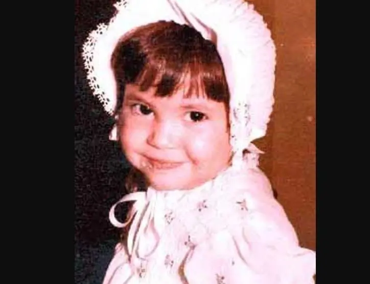 En su infancia comenzó a escribir poesía y pronto esos poemas se convirtieron en canciones. 